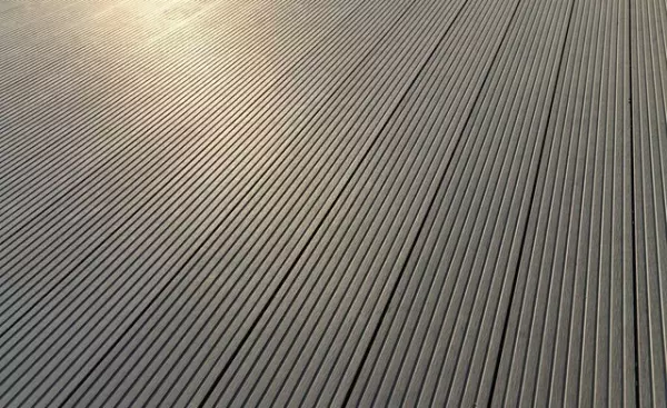 露台用防腐木好还是塑木好(4)