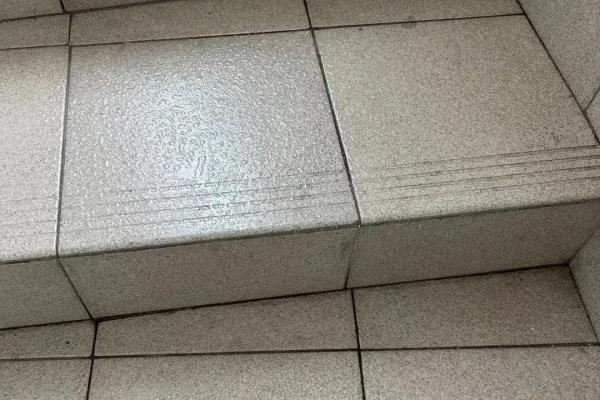 装修厨房用水多地面返潮.