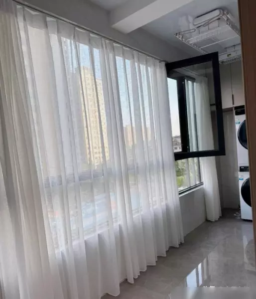 对面阳台挂镜子对着我家阳台,可以在阳台上挂窗帘吗(11)