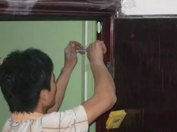 防盗门灌浆是灌门框还是门框与墙壁连接(2)
