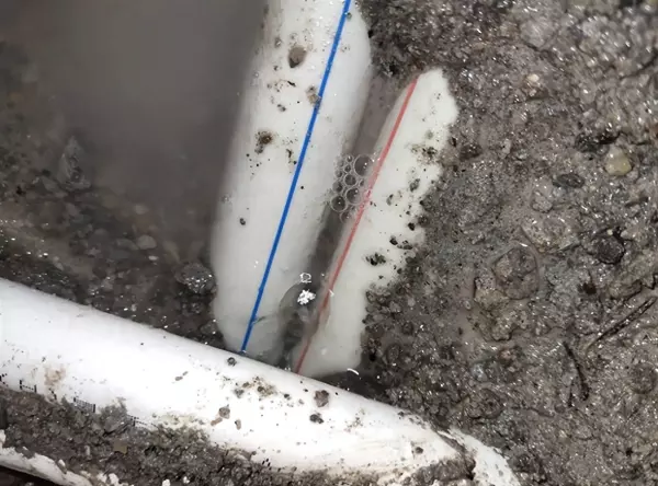 有一间屋子里面到处都在漏雨可是奇怪的是屋子里的人都没被淋湿这是为什么呢(1)