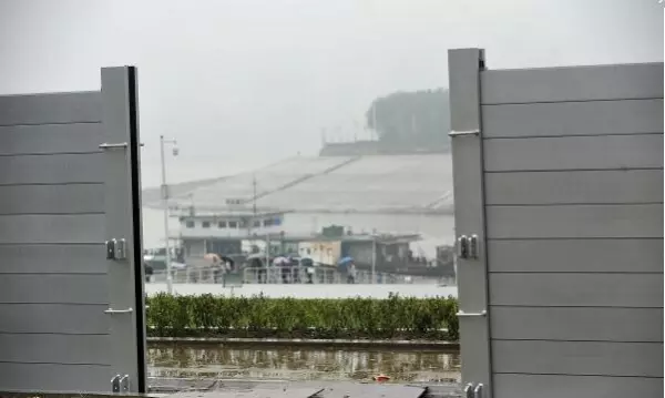 活动隔墙的自重对结构产生的作用属于(2)