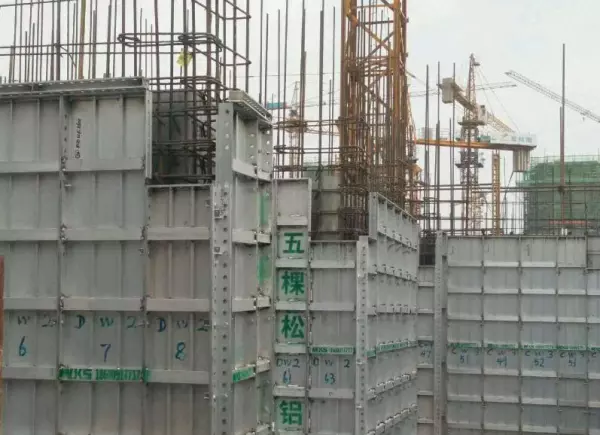 活动隔墙的自重对结构产生的作用属于(4)