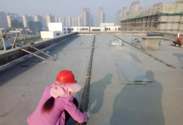 排烟道细部构造要求,与屋面结合部位泛水高度应大于(6)