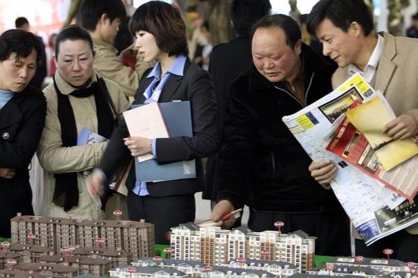 全国有多少套房子,能住多少人.