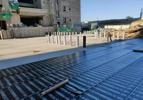 冷粘法是指用( )粘贴卷材的施工方法(1)