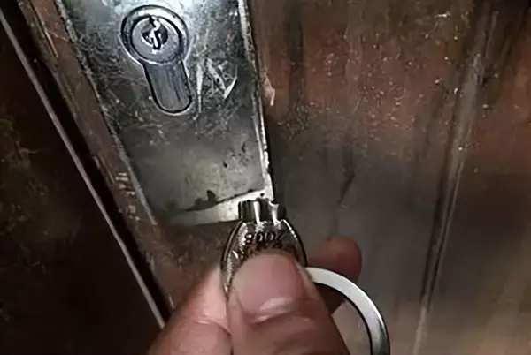 怎样用铁丝开锁的技巧(1)