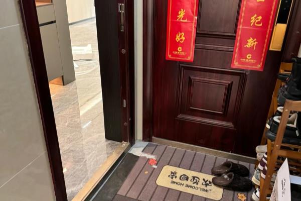 风水上讲镜子为什么不能对着门.