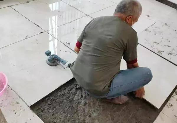 瓷砖胶多少钱一包贵的好便宜的好(3)