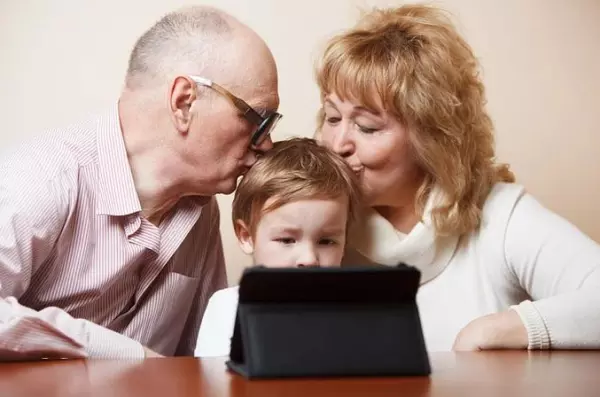 我对着做家务的男人不停地大喊你为什么要和我的哥哥这样对我我对你还不够好吗(2)