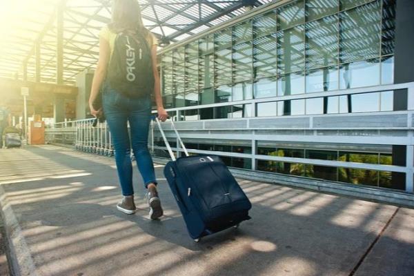 我对着做家务的男人不停地大喊你为什么要和我的哥哥这样对我我对你还不够好吗.