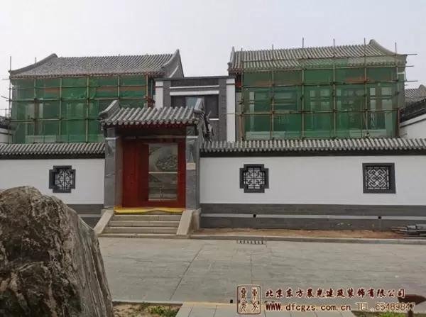 勒脚的作用是为了防止雨水侵蚀这部分墙体,但不具有美化建筑立面的功效。(1)