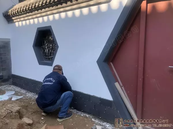 勒脚的作用是为了防止雨水侵蚀这部分墙体,但不具有美化建筑立面的功效。(2)