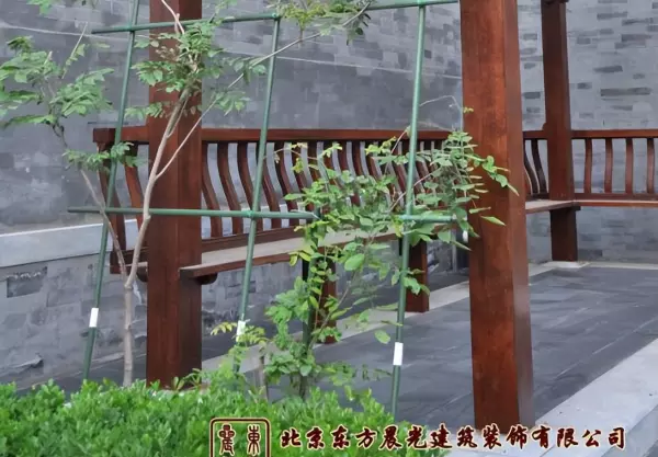 勒脚的作用是为了防止雨水侵蚀这部分墙体,但不具有美化建筑立面的功效。(3)