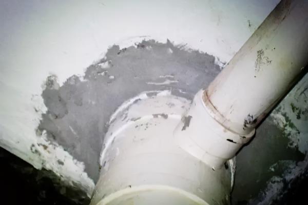 棚顶漏水楼上还没漏是什么原因.