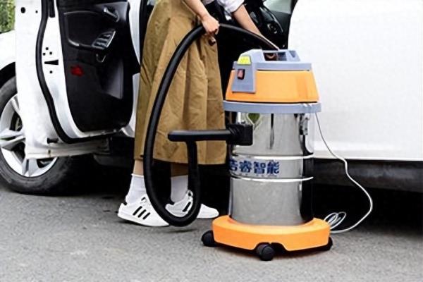干湿两用吸尘器能吸水吗.
