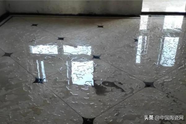 全瓷地砖的贴铺完需要洒水吗.