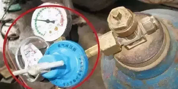 各种气瓶的存放必须距离明火几米(20)
