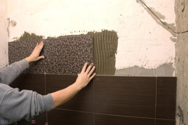 贴墙砖用水泥还是用瓷砖胶粘剂好.