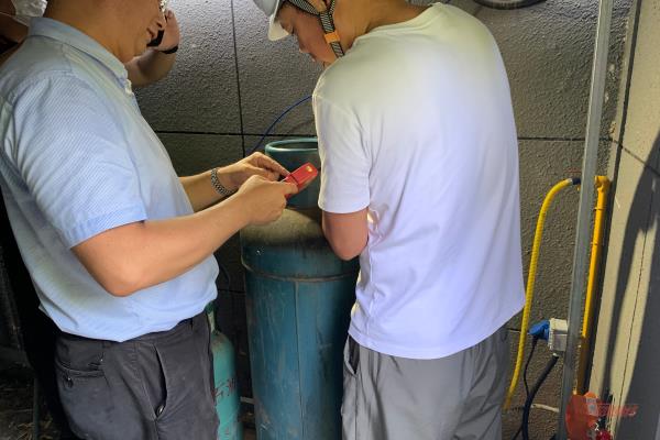 歺厅内液化气瓶超出几个是违法.