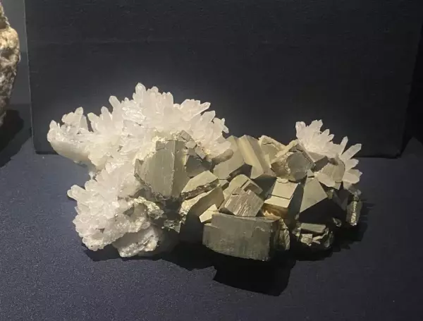 石英的颜色条痕透明度光泽硬度(6)