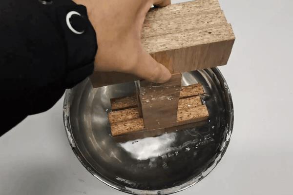 白乳胶有毒吗?吃了一点对身体有害吗.