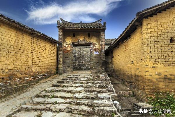 农村围墙大门开在什么位置最好.