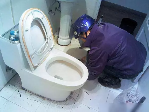 厕所堵住了水下不去往上满怎么办(1)