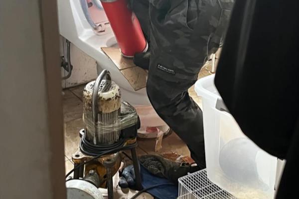 厕所堵住了水下不去往上满怎么办.
