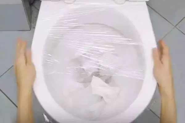 厕所堵了怎么办疏通马桶有妙招(6)