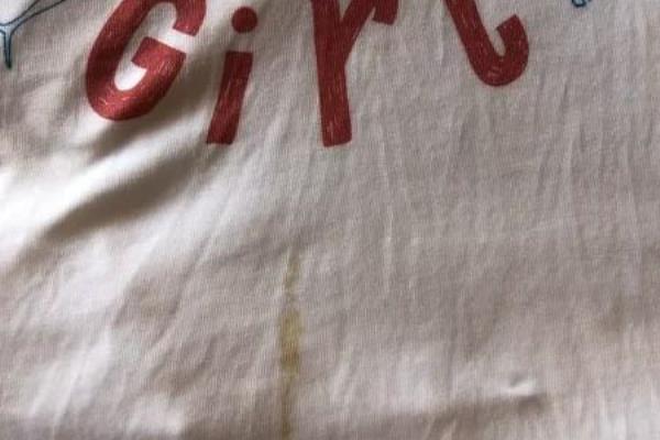 白工作服有黑色污渍怎么洗.