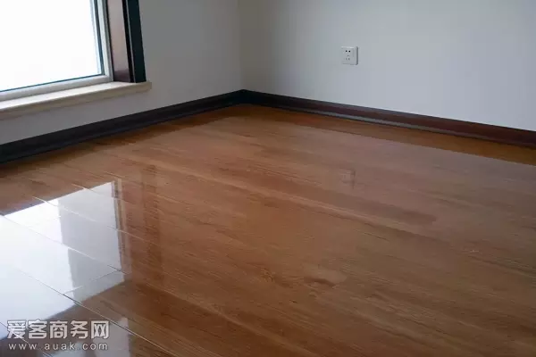 木地板保养用精油好还是地板蜡好(1)