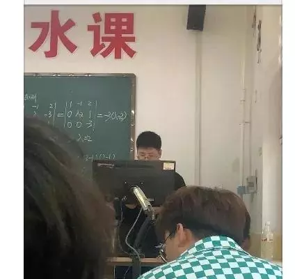 字幅是不是不能挂背后?(27)