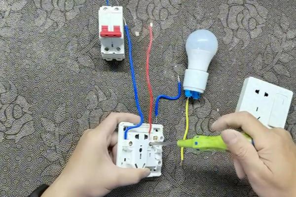 灯开关换成一开五孔插座怎么接线.