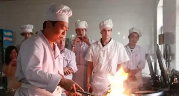 私厨是什么意思,不带围裙(2)