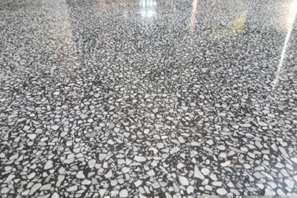 水磨石瓷砖和直接打水磨石一样吗.