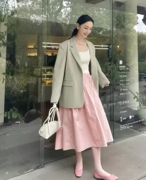 豆绿色外套搭配什么颜色内搭好看(15)