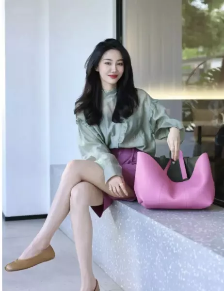 豆绿色外套搭配什么颜色内搭好看(17)