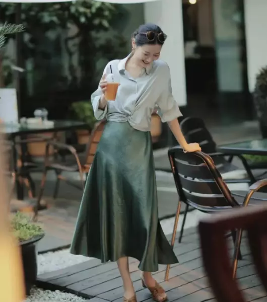 豆绿色外套搭配什么颜色内搭好看(4)