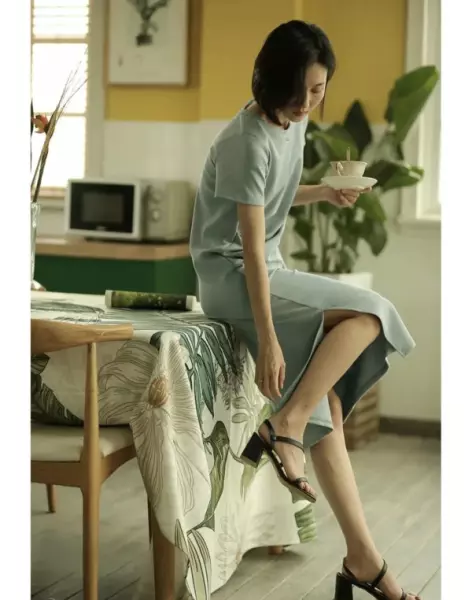 豆绿色外套搭配什么颜色内搭好看(5)