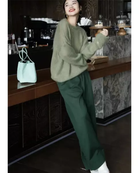 豆绿色外套搭配什么颜色内搭好看(7)
