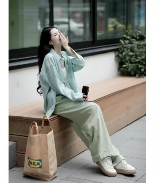 豆绿色外套搭配什么颜色内搭好看(9)
