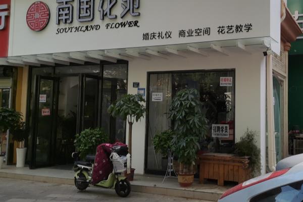 白色发光字配什么颜色铝塑板好看.