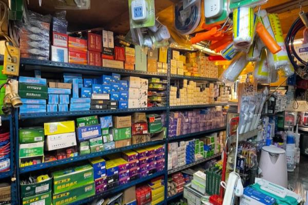 离我最近的五金店在哪个位置?请说话吗?.