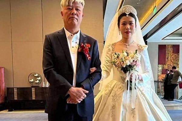 霞湖世家李华琴和郭长棋的关系如何.