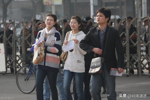 回老家结婚要请自己的领导吗.