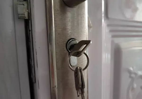 开门钥匙断了一半在里面怎么办(3)