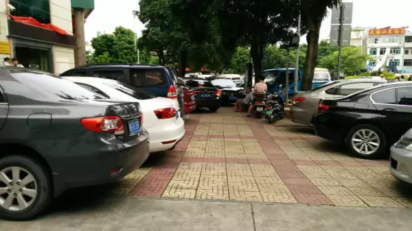 店门口老是别人车堵门口怎么处理(2)