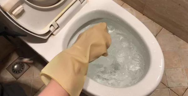 疏通马桶堵塞最有效的方法(5)