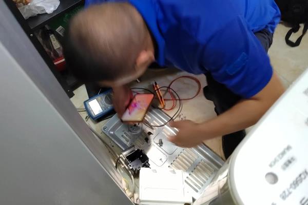 海尔冰箱说明书里有个塑料小配件放哪里.